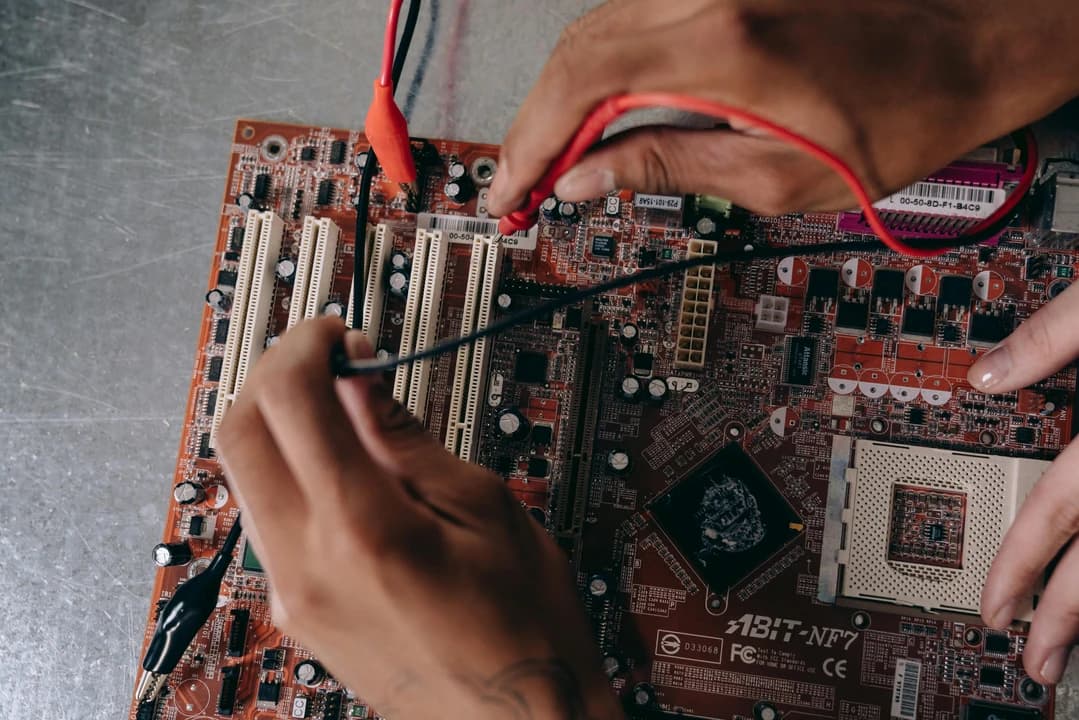 Profissional de TI trabalhando em um notebook