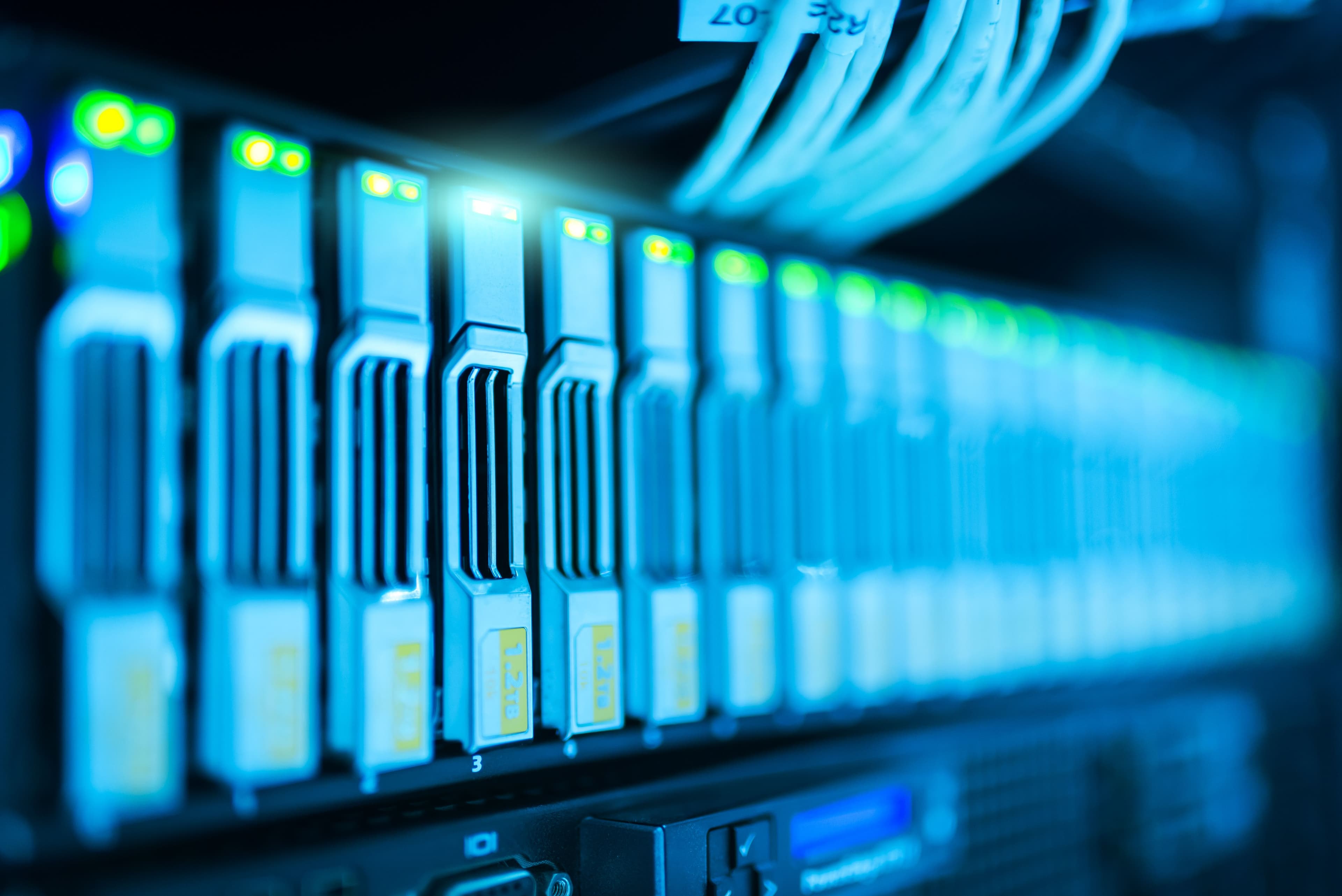 Cabos de rede azuis conectados a um switch de rede